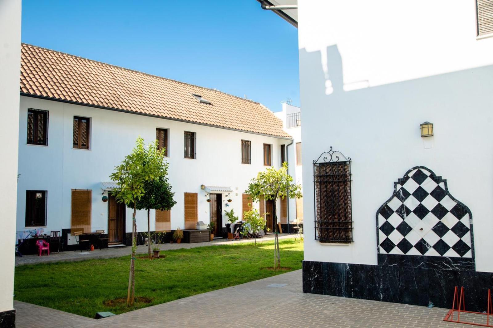 Los Patios De San Lorenzo Con Parking Cordoba Exterior photo